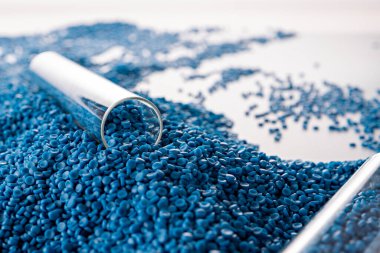 Beyaz plastik tanecikler, plastik polimer tanecikler, polimer topaklar, su boruları yapmak için ham maddeler, petrokimyasallardan plastik ve bileşik ekstrüzyon, bitki polietilen reçinesi..