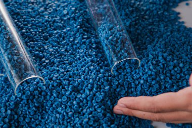 Beyaz plastik tanecikler, plastik polimer tanecikler, polimer topaklar, su boruları yapmak için ham maddeler, petrokimyasallardan plastik ve bileşik ekstrüzyon, bitki polietilen reçinesi..
