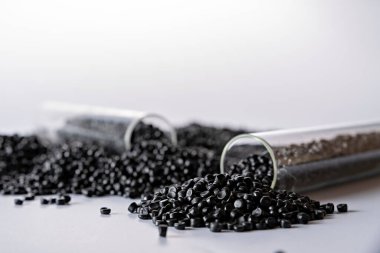 Beyaz plastik tanecikler, plastik polimer tanecikler, polimer topaklar, su boruları yapmak için ham maddeler, petrokimyasallardan plastik ve bileşik ekstrüzyon, bitki polietilen reçinesi..