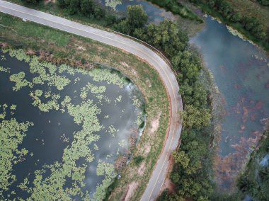 Üst manzaralı yol anteni. Pirinç tarlası yolunun üst manzarası. Gün batımında tepedeki cadde yolu.