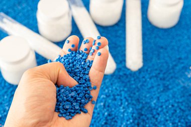 Beyaz plastik tanecikler, plastik polimer tanecikler, polimer topaklar, su boruları yapmak için ham maddeler, petrokimyasallardan plastik ve bileşik ekstrüzyon, bitki polietilen reçinesi..