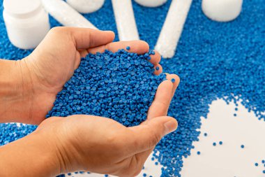 Beyaz plastik tanecikler, plastik polimer tanecikler, polimer topaklar, su boruları yapmak için ham maddeler, petrokimyasallardan plastik ve bileşik ekstrüzyon, bitki polietilen reçinesi..