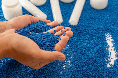 Beyaz plastik tanecikler, plastik polimer tanecikler, polimer topaklar, su boruları yapmak için ham maddeler, petrokimyasallardan plastik ve bileşik ekstrüzyon, bitki polietilen reçinesi..