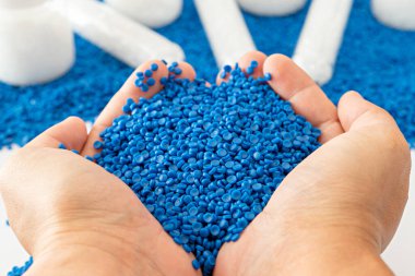 Beyaz plastik tanecikler, plastik polimer tanecikler, polimer topaklar, su boruları yapmak için ham maddeler, petrokimyasallardan plastik ve bileşik ekstrüzyon, bitki polietilen reçinesi..
