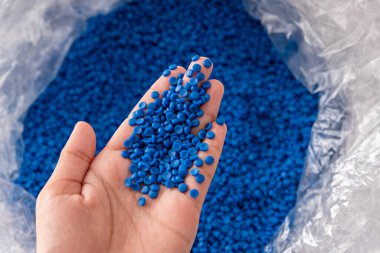 Beyaz plastik tanecikler, plastik polimer tanecikler, polimer topaklar, su boruları yapmak için ham maddeler, petrokimyasallardan plastik ve bileşik ekstrüzyon, bitki polietilen reçinesi..
