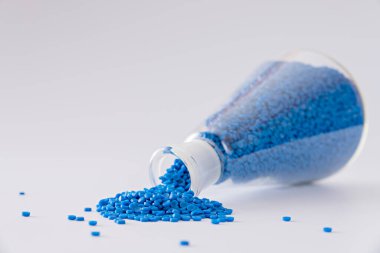 Beyaz plastik tanecikler, plastik polimer tanecikler, polimer topaklar, su boruları yapmak için ham maddeler, petrokimyasallardan plastik ve bileşik ekstrüzyon, bitki polietilen reçinesi..