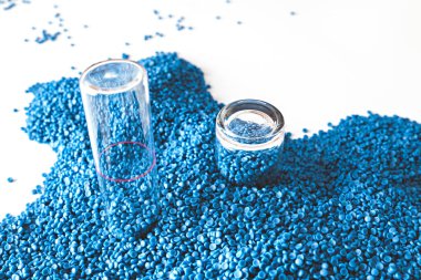 Beyaz plastik tanecikler, plastik polimer tanecikler, polimer topaklar, su boruları yapmak için ham maddeler, petrokimyasallardan plastik ve bileşik ekstrüzyon, bitki polietilen reçinesi..