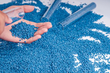 Beyaz plastik tanecikler, plastik polimer tanecikler, polimer topaklar, su boruları yapmak için ham maddeler, petrokimyasallardan plastik ve bileşik ekstrüzyon, bitki polietilen reçinesi..