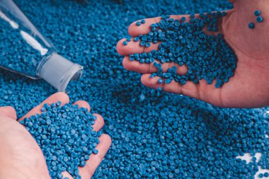 Beyaz plastik tanecikler, plastik polimer tanecikler, polimer topaklar, su boruları yapmak için ham maddeler, petrokimyasallardan plastik ve bileşik ekstrüzyon, bitki polietilen reçinesi..