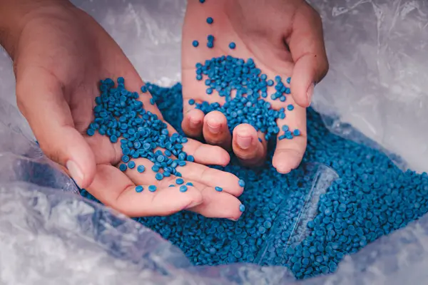 Beyaz plastik tanecikler, plastik polimer tanecikler, polimer topaklar, su boruları yapmak için ham maddeler, petrokimyasallardan plastik ve bileşik ekstrüzyon, bitki polietilen reçinesi..