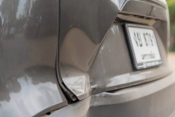 Пошкоджено Задню Частину Автомобіля Пошкодження Від Дорожньо Транспортної Пригоди Автокатастрофа — стокове фото
