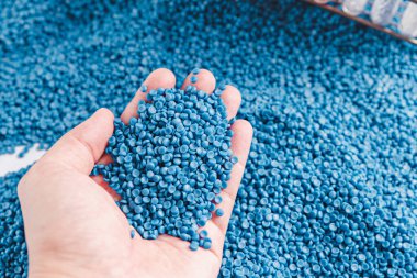 Polimer plastik pelet fabrikasından üretilmiş. Plastik topak üretmek için Petrokimyasal işlem. Bileşik boncuk. polimeraz zincir reaksiyonu.