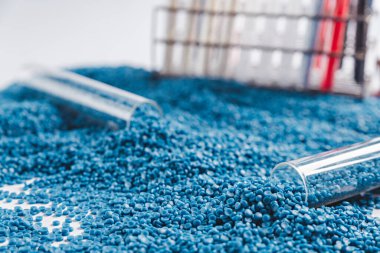 Polimer plastik pelet fabrikasından üretilmiş. Plastik topak üretmek için Petrokimyasal işlem. Bileşik boncuk. polimeraz zincir reaksiyonu.