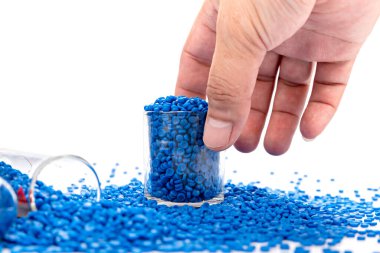 Polimer plastik pelet fabrikasından üretilmiş. Plastik topak üretmek için Petrokimyasal işlem. Bileşik boncuk. polimeraz zincir reaksiyonu.