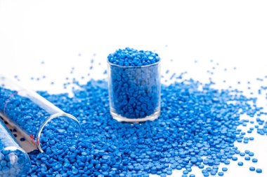 Polimer plastik pelet fabrikasından üretilmiş. Plastik topak üretmek için Petrokimyasal işlem. Bileşik boncuk. polimeraz zincir reaksiyonu.