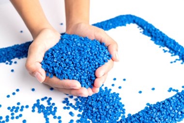 Mavi plastik tanecikler, plastik polimer tanecikler, polimer topaklar, su boruları yapmak için ham maddeler petrokimyasallardan plastik ve bileşik ekstrüzyon, bitki polietilen reçinesi..