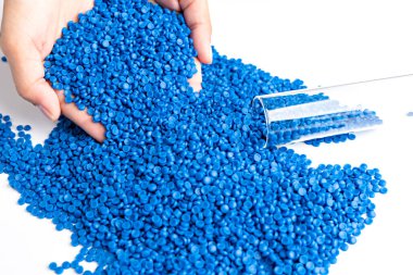 Mavi plastik tanecikler, plastik polimer tanecikler, polimer topaklar, su boruları yapmak için ham maddeler petrokimyasallardan plastik ve bileşik ekstrüzyon, bitki polietilen reçinesi..