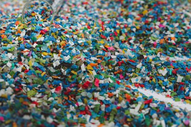Eller temiz beyaz plastik topaklar, çeşitli üretim süreçleri için hammaddeler tutuyor. Bu topaklar endüstrilerde ambalaj, şişe ve ekipman parçaları gibi ürünler üretmek için yaygın olarak kullanılır. Beyaz arka plan topakları vurguluyor, maki.