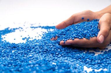 Polimer plastik pelet fabrikasından üretilmiş. Plastik topak üretmek için Petrokimyasal işlem. Bileşik boncuk. polimeraz zincir reaksiyonu.