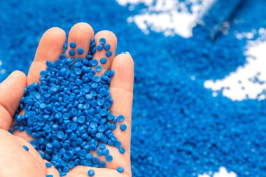 Polimer plastik pelet fabrikasından üretilmiş. Plastik topak üretmek için Petrokimyasal işlem. Bileşik boncuk. polimeraz zincir reaksiyonu.