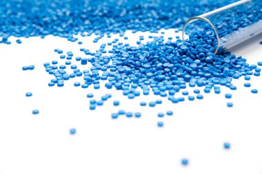 Polimer plastik pelet fabrikasından üretilmiş. Plastik topak üretmek için Petrokimyasal işlem. Bileşik boncuk. polimeraz zincir reaksiyonu.