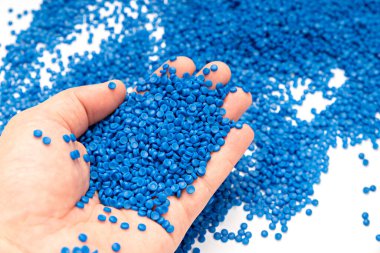Polimer plastik pelet fabrikasından üretilmiş. Plastik topak üretmek için Petrokimyasal işlem. Bileşik boncuk. polimeraz zincir reaksiyonu.