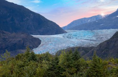 Alaska, Juneau, Mendenhall Buzulu, gün batımında.