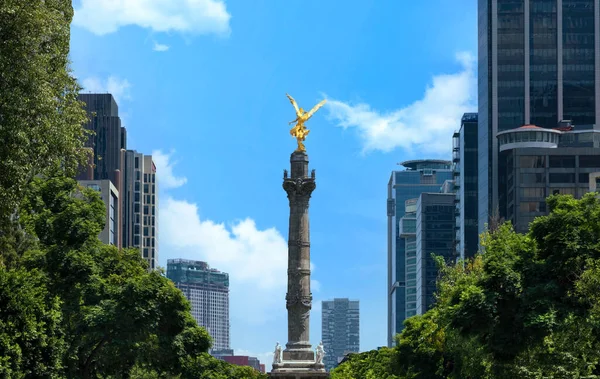 メキシコ市観光名所金融センターとエルゾカロの近くの独立列の天使 — ストック写真