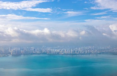 Panama City 'nin panoramik manzarası ve ufuk çizgisi şehir merkezi, finans merkezi, oteller plajlar ve apartmanlar.
