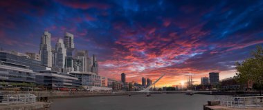Arjantin, Buenos Aires, panoramik şehir silueti ve Puerto Madero 'nun bir liman manzarası.
