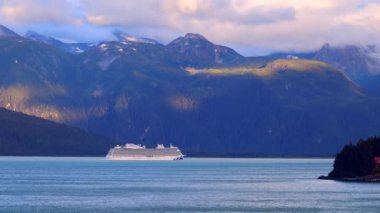 Alaska 'daki Haines kasabasından panoramik Haines göllerine ve manzaralı manzaralara geçen bir gemi..