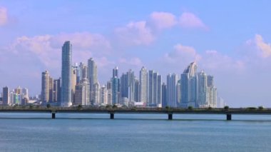Panama City 'nin panoramik manzarası ve ufuk çizgisi şehir merkezi, finans merkezi, oteller plajlar ve apartmanlar.