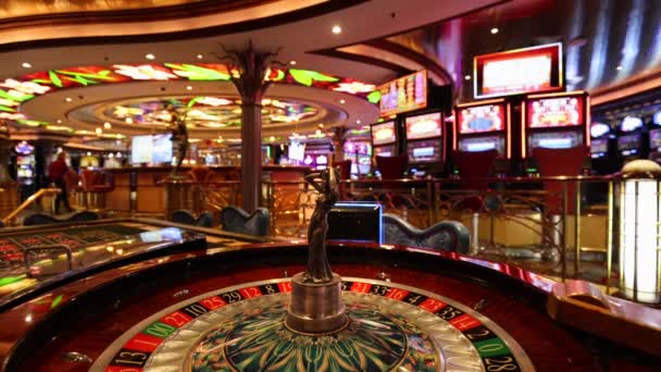 ギャンブルブラックジャックとスロットマシンを備えたカジノホールギャンブラーや観光客がお金を使うのを待っています — ストック動画