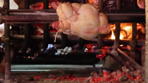 阿根廷 布宜诺斯艾利斯San Telmo市场的餐馆提供传统的慢熟芝士烤肉 其中包括什锦牛肉 肾脏和鸡肉 — 图库视频影像