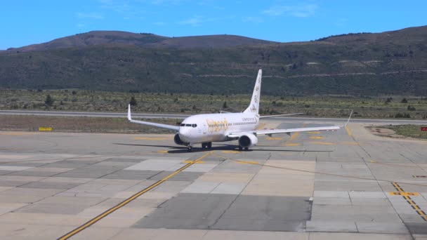 2022年10月20日 阿根廷 Calefate 载有乘客的飞机降落在巴塔哥尼亚的El Calafate 著名的旅游胜地和国家冰川公园所在地 — 图库视频影像