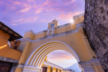 Guatemala, tarihi şehir merkezi Barrio Historico 'daki renkli Antigua sokakları..