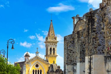 Cuernavaca Katedrali ve Meksika Morelos 'taki Cuernavaca caddelerinin renkli mimarisi.