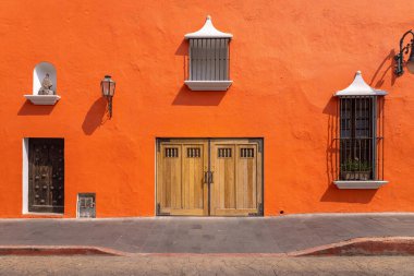 Meksika Morelos 'taki Cuernavaca caddelerinin renkli koloni mimarisi.