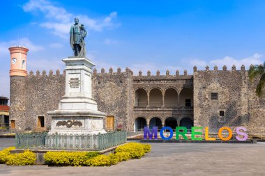 Meksika 'daki Cuernavaca' nın tarihi merkezi ve renkli koloni mimarisi Morelos 'taki merkez plazası.