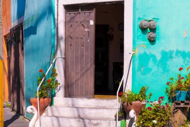 Meksika Puebla 'nın tarihi merkezinde Cholula caddelerinin manzara renkli mimarisi.