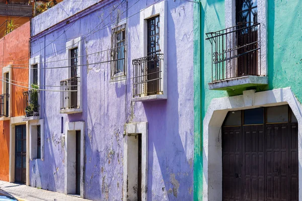 멕시코푸에 블라에 역사적 중심지에 거리의 식민지 건축물 — 스톡 사진