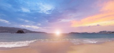 Meksika, Acapulco tatil köyü plajları ve günbatımı okyanus manzarası Zona Dorada Golden Beach bölgesi yakınlarında..