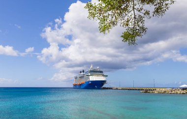 Saint Croix, ABD Virgin Adaları, Frederiksted 'de rıhtımdaki yolcu gemisi..