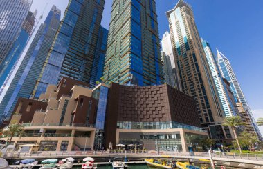 Büyüleyici Dubai Marina, Modern Lüks ve Yüksek Binalı Mimarinin Sahilde Gökyüzü.