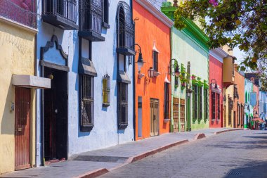 Meksika Morelos 'un tarihi merkezinde Cuernavaca sokaklarının renkli manzara mimarisi.
