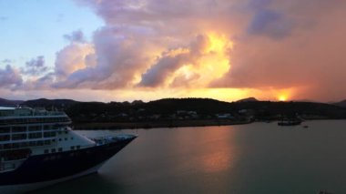 Aziz John, Antigua 'da gemi gezisi ve Karayip tatilinde Barbuda adaları.