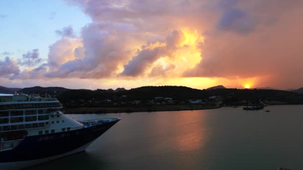 圣约翰 在安提瓜和巴布达群岛度假的游轮 — 图库视频影像