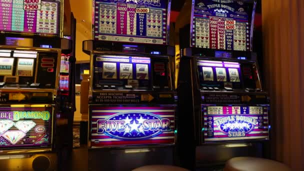 ラスベガス ネバダ州 アメリカ 2023年2月10日 カジノギャンブルブラックジャックとスロットマシンギャンブラーや観光客がお金を使うのを待っています — ストック動画