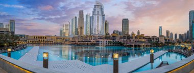 BAE, Dubai şehir merkezinin panoramik manzarası, Dubai Alışveriş Merkezi ve Dubai Çeşmesi.