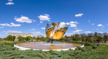Buenos Aires, Arjantin, Buenos Aires Üniversitesi yakınlarındaki ünlü Çiçek Heykeli Floralis Generica.